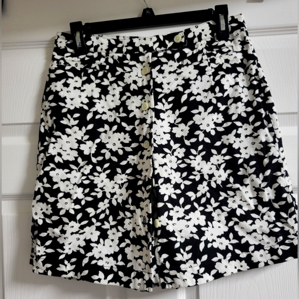 Van Huesen - NWOT - Womens Floral Black and White Golf Skort - Size 10